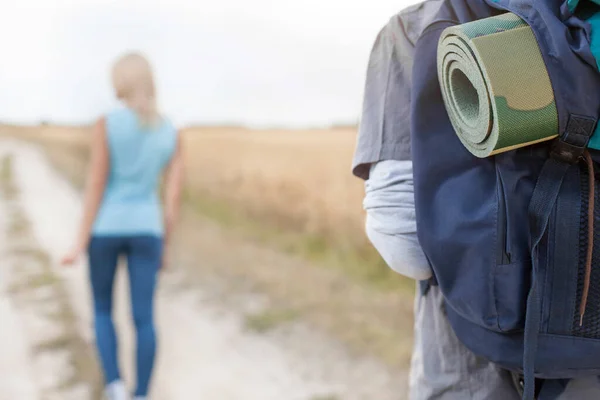 Man Vandrare Bär Ryggsäck Med Kvinna Promenader Förgrunden Fältet — Stockfoto