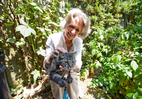 Seniorin Kuschelt Katze Garten — Stockfoto