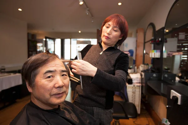 Retrato Peluquero Chino Cortando Pelo Del Cliente Salón — Foto de Stock