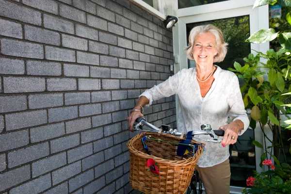 Portrét Šťastné Seniorky Bicyklem Stojící Dvorku — Stock fotografie