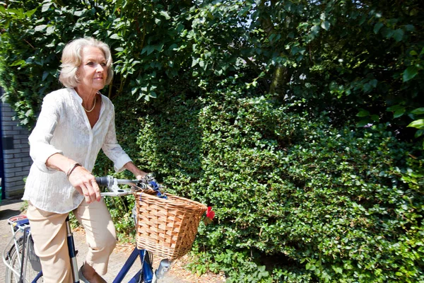 Aktive Seniorin Fährt Fahrrad Hinterhof — Stockfoto