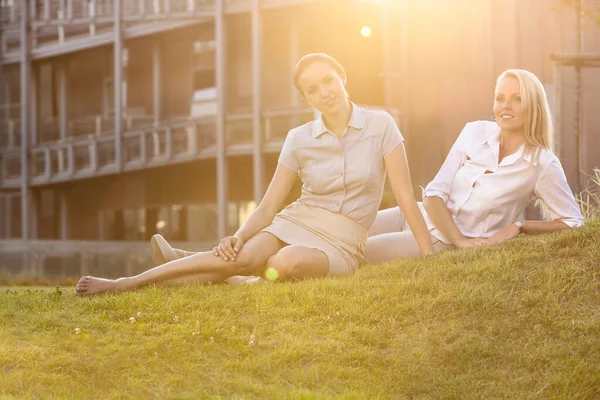 Belles Jeunes Femmes Affaires Détendre Sur Pelouse Bureau — Photo