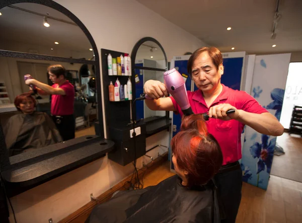 Portret Chińskiego Fryzjera Suszenie Włosów Klienta Salonie — Zdjęcie stockowe