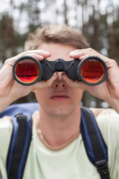 Close Van Een Jongeman Die Door Een Verrekijker Het Bos — Stockfoto