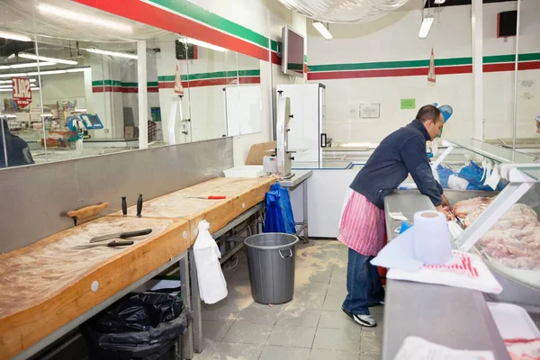 Volledige Lengte Van Mannelijke Werknemer Die Vlees Organiseert Supermarkt — Stockfoto