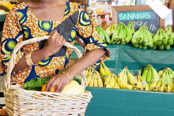 Sección Media Afroamericano Ropa Tradicional Con Cesta Verduras Supermercado — Foto de Stock