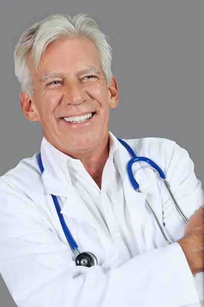 Portrait Médecin Homme Âgé Heureux Sur Fond Gris — Photo