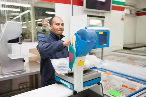 Employee Weighing Product Supermarket — Stock Photo, Image