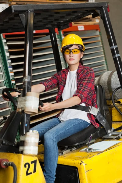 Aziatische Vrouwelijke Industriële Werknemer Rijden Heftruck — Stockfoto