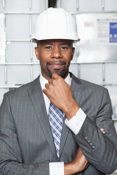 Porträtt Afroamerikansk Manlig Entreprenör Stående Med Handen Hakan — Stockfoto
