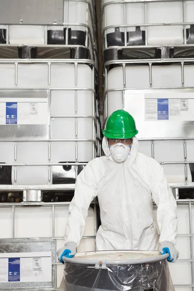 手握塑料盖化学桶 身穿危险衬垫服的技师 — 图库照片