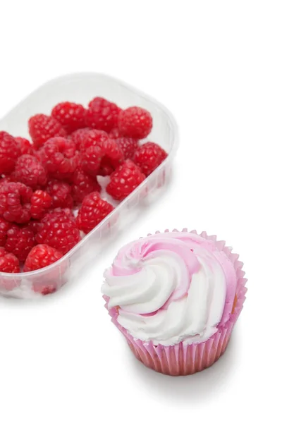Cupcake Mit Himbeeren Container Vor Weißem Hintergrund — Stockfoto