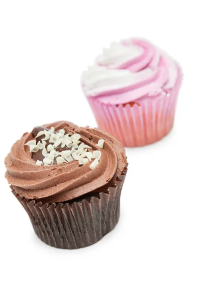 Schokolade Und Himbeer Cupcakes Vor Weißem Hintergrund — Stockfoto