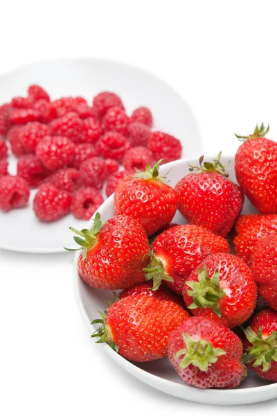 Erdbeeren Und Himbeeren Auf Weißem Hintergrund — Stockfoto