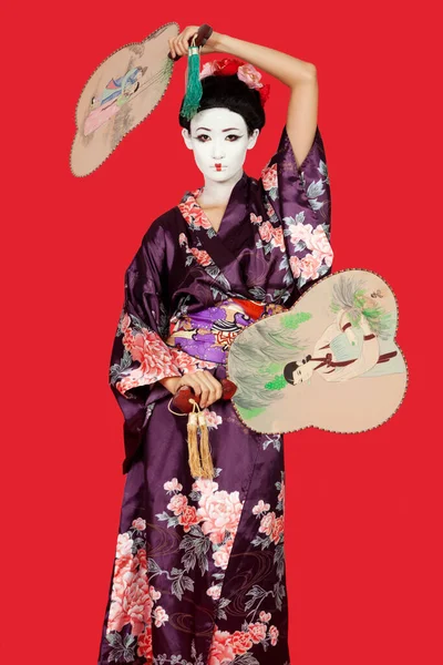 Porträtt Japansk Kvinna Kimono Håller Fans Står Mot Röd Bakgrund — Stockfoto