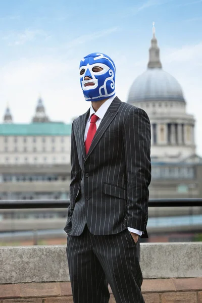 セントポール大聖堂に対してレスリングマスクを身に着けている若いビジネスマン — ストック写真