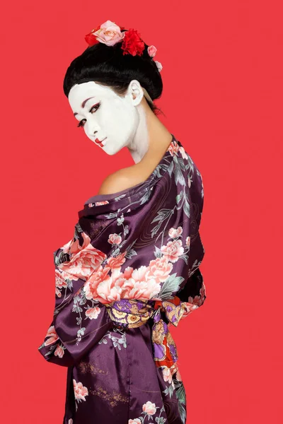 Πορτρέτο Της Ιαπωνικής Γυναίκας Κιμονό Στέκεται Πάνω Από Κόκκινο Φόντο — Φωτογραφία Αρχείου