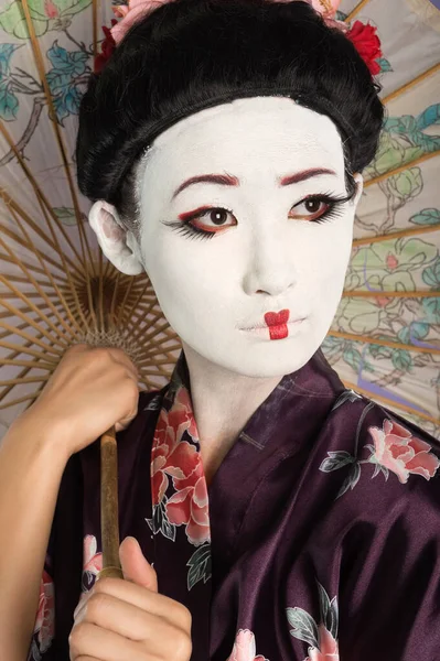 Крупный План Японской Женщины Нарисованным Лицом Держащей Зонтик — стоковое фото