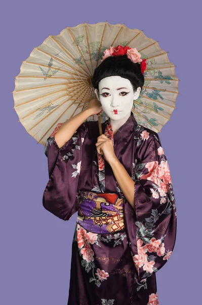 Πορτρέτο Της Ιαπωνικής Γυναίκας Κιμονό Ζωγραφισμένο Πρόσωπο Κρατώντας Ομπρέλα Μωβ — Φωτογραφία Αρχείου
