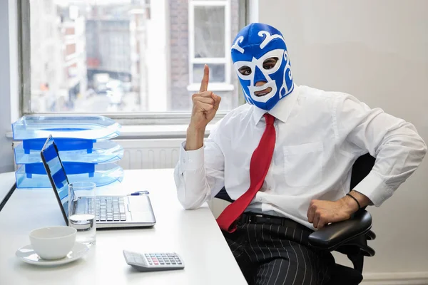 레슬링 마스크를 사업가의 모습이 사무실 사무실에서 — 스톡 사진