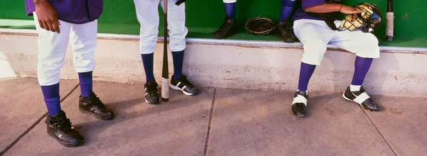Χαμηλό Τμήμα Των Παικτών Του Μπέιζμπολ Προετοιμασία Για Παιχνίδι Στο — Φωτογραφία Αρχείου
