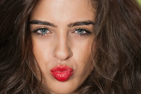 Close Portret Van Een Verleidelijke Jonge Vrouwelijke Puckering Lippen — Stockfoto
