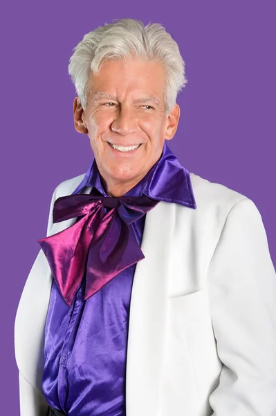 Retrato Hombre Mayor Feliz Usando Traje Anticuado Sobre Fondo Púrpura — Foto de Stock