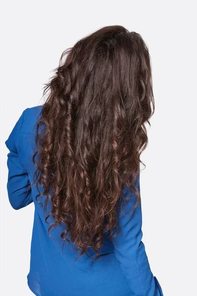 Rückansicht Einer Jungen Frau Mit Langen Brünetten Haaren Vor Grauem — Stockfoto