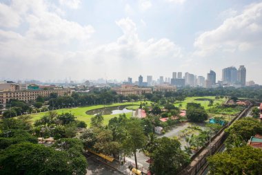 Golf sahası ve şehir silueti görüntüsü; Manila; Filipinler