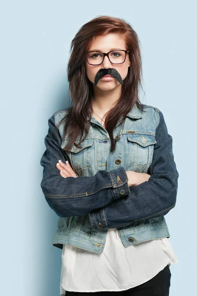 Portret Van Een Jonge Vrouw Met Een Valse Snor Met — Stockfoto