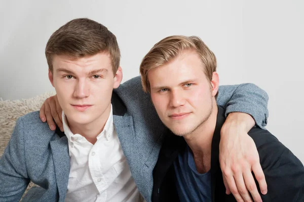 Close Retrato Dois Jovens Amigos Sexo Masculino Com Braços Redor — Fotografia de Stock