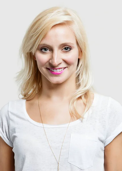 Retrato Bela Mulher Caucasiana Sorrindo Sobre Fundo Cinza — Fotografia de Stock