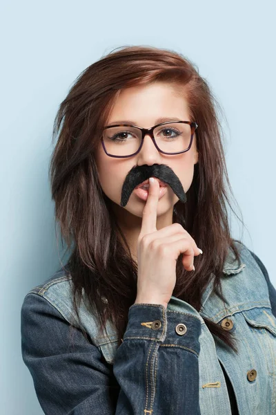 Portrait Jeune Femme Avec Fausse Moustache Doigt Sur Ses Lèvres — Photo
