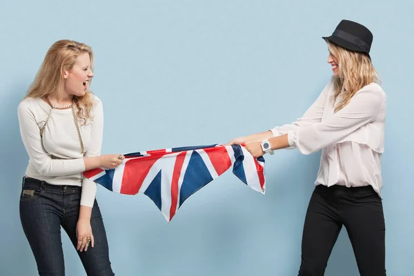 Twee Jonge Vrouwen Spelen Touwtrekken Met Britse Vlag Tegen Lichtblauwe — Stockfoto