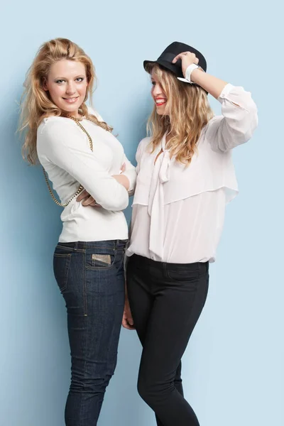 Deux Jeunes Femmes Heureuses Debout Ensemble Sur Fond Bleu Clair — Photo