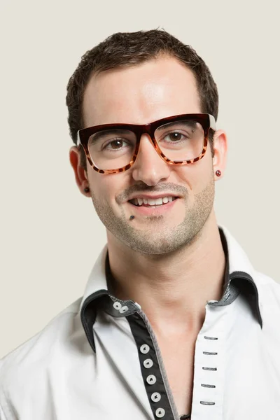 Retrato Primer Plano Del Joven Con Anteojos Sobre Fondo Gris —  Fotos de Stock