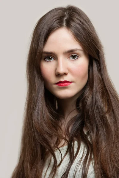 Porträtt Sensuell Ung Kvinna Med Röda Läppar Mot Grå Bakgrund — Stockfoto