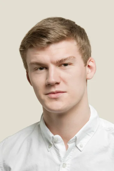 Close Portrait Serious Young Man Gray Background — Stock Photo, Image