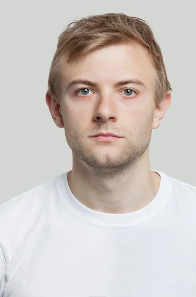 Porträtt Allvarlig Ung Man Shirt Mot Grå Bakgrund — Stockfoto