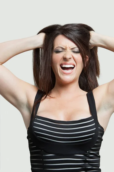 Frustrierte Junge Frau Mit Haaren Vor Grauem Hintergrund — Stockfoto