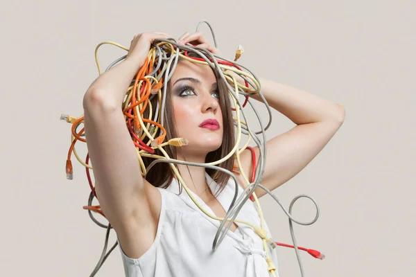 Mujer Joven Con Cabeza Enredada Cables Colores Sobre Fondo Gris — Foto de Stock