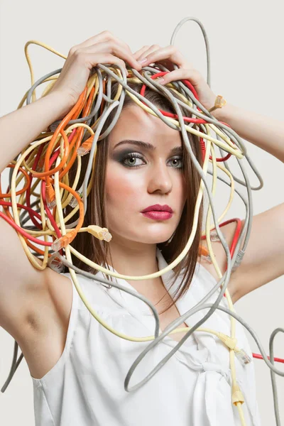 Retrato Mujer Joven Con Cabeza Enredada Cables Colores Sobre Fondo — Foto de Stock