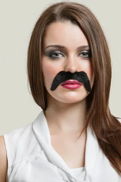 Portrait Jeune Femme Sérieuse Avec Fausse Moustache Sur Fond Gris — Photo
