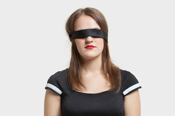 Jovem Olhos Vendados Mulher Contra Fundo Cinza — Fotografia de Stock