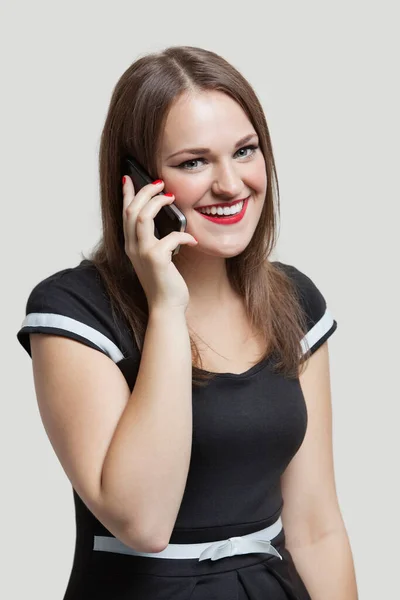 Портрет Молодої Жінки Спілкується Мобільному Телефоні Сірому Фоні — стокове фото