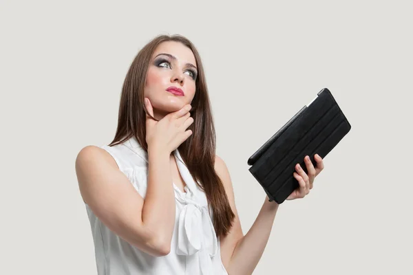 Pensive Mladá Žena Drží Tablet Přes Šedé Pozadí — Stock fotografie