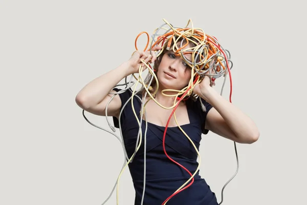 Mujer Joven Con Cabeza Enredada Cables Colores Sobre Fondo Gris — Foto de Stock