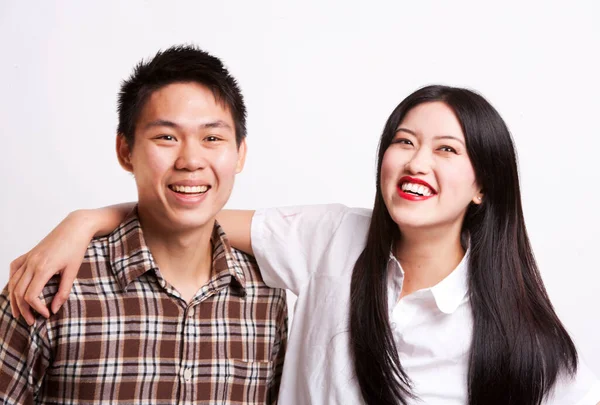 Retrato Jovens Amigos Asiáticos Sorrindo Juntos Sobre Fundo Branco — Fotografia de Stock