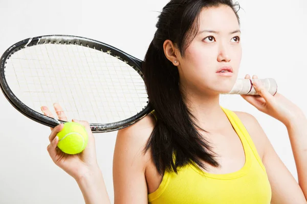Mujer Joven Reflexiva Sosteniendo Raqueta Tenis Pelota Sobre Fondo Blanco — Foto de Stock