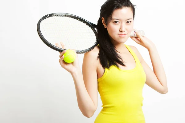 Portret Van Jonge Aziatische Vrouwelijke Tennisspeelster Met Racket Bal Tegen — Stockfoto